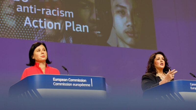Evropská komise si posvítí na rasovou diskriminaci, sama chce být aktivnější