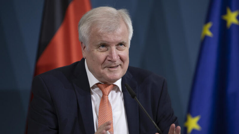 Ministři vnitra poprvé jednali o&nbsp;migračním paktu. Shoda je možná, říká Seehofer