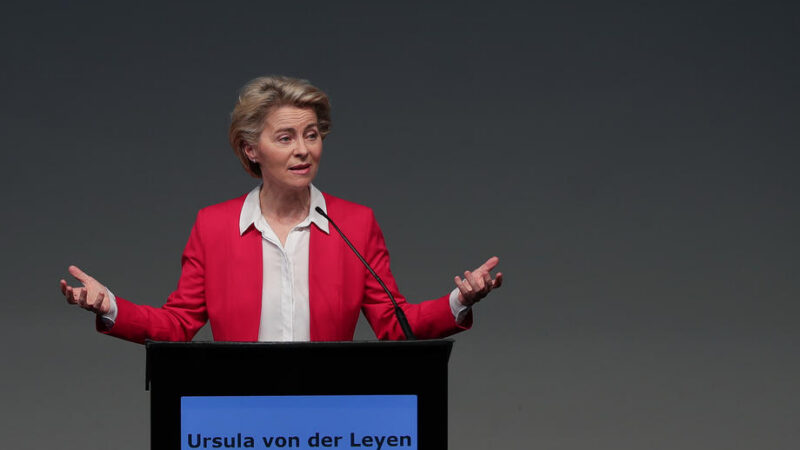 Komise zahájila řízení s&nbsp;Británií kvůli porušení brexitové dohody