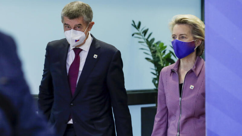 Babiš předal von der Leyenové národní plán obnovy. Dokument je terčem kritiky
