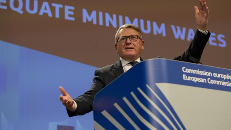 Komise navrhla rámec pro evropskou minimální mzdu. Zaměstnavatelé návrh kritizují