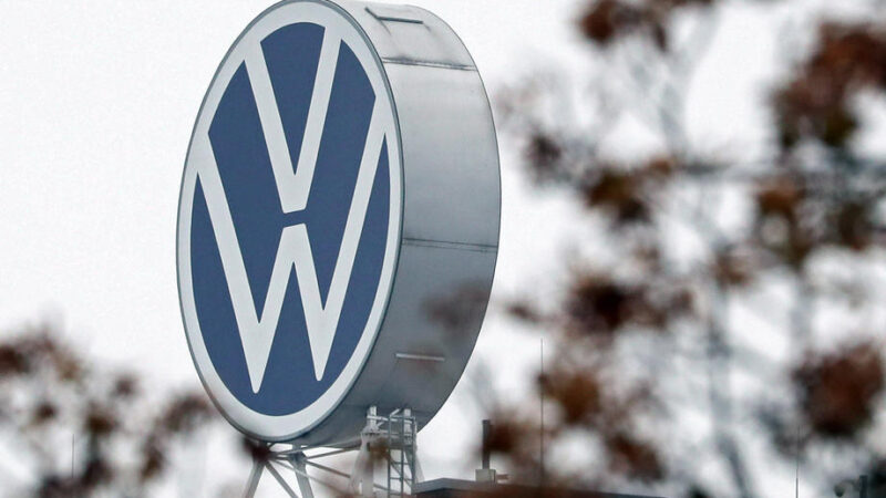 Volkswagen nesplnil emisní cíle EU, hrozí mu pokuta 100 milionů eur