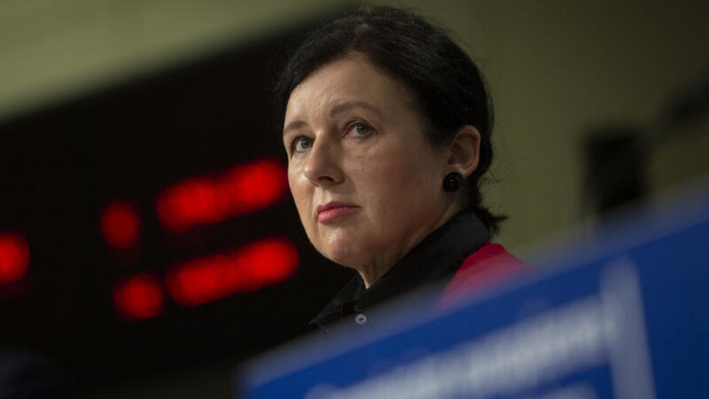 Média čelí čím dál většímu tlaku, EU má jen omezené nástroje podpory, říká Jourová