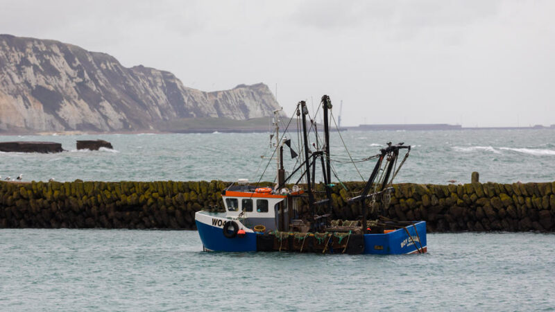 Obchodní dohoda mezi EU a&nbsp;Británií již plně funguje, vztahy ale kalí spor o&nbsp;rybolovná práva