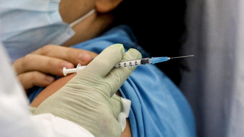 Komise jedná o&nbsp;nákupu dalších dávek vakcíny od Pfizer/BioNTech