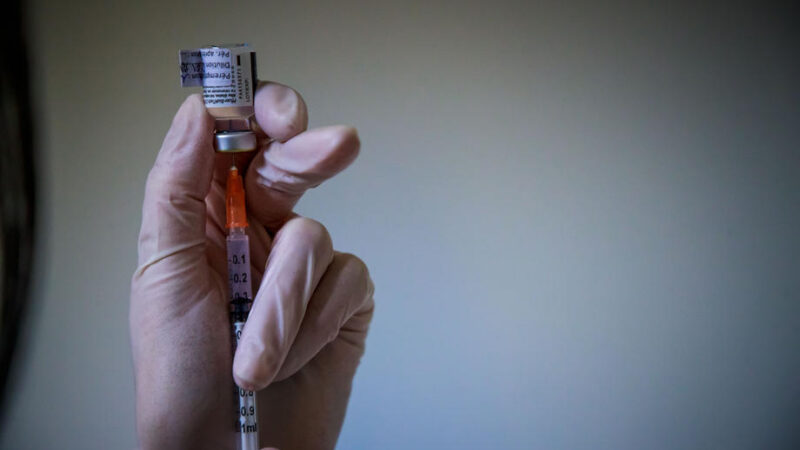 Léková agentura povolila využívání šesti dávek vakcíny z&nbsp;jedné lahvičky