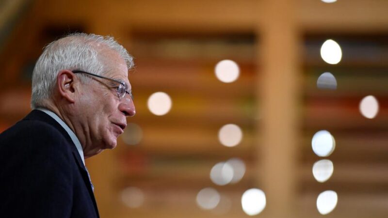 Šéf diplomacie EU Borrell jede do Moskvy. Jaký přístup by měl zvolit?