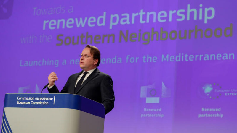 EU chce lépe zvládat migraci, oživuje spolupráci s&nbsp;Afrikou a&nbsp;Blízkým východem. Organizace její přístup kritizují