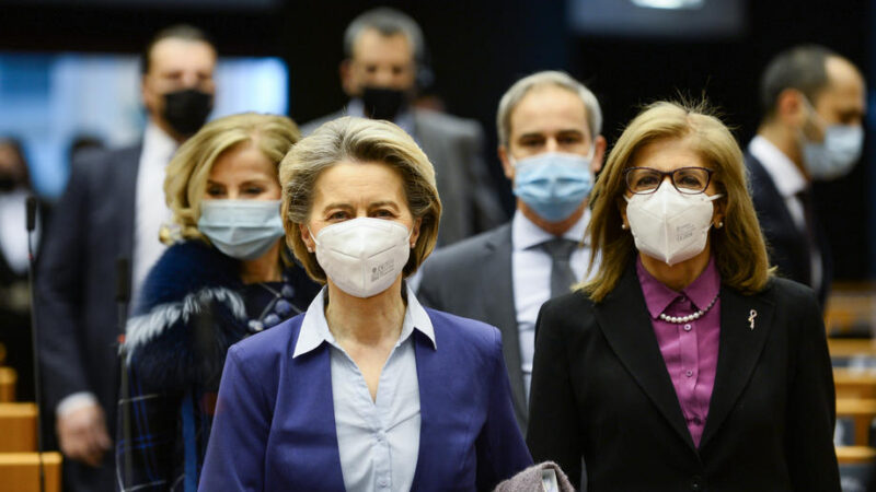 Budeme tlačit na výrobce vakcín, aby zveřejnili smlouvy, slíbila šéfka Komise europoslancům