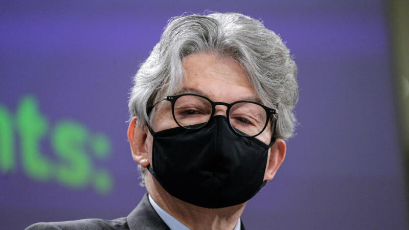 Vakcíny z&nbsp;Ruska a&nbsp;Číny by dorazily později než ty schválené, upozorňuje komisař Breton