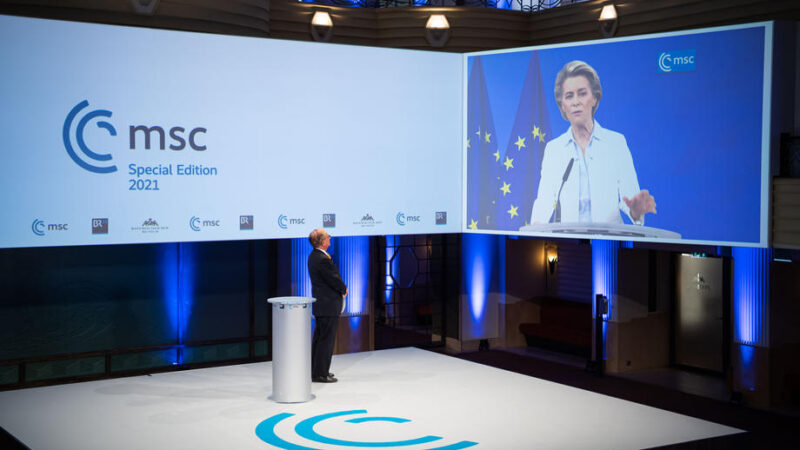 Co je nelegální off-line, musí být nelegální i&nbsp;on-line, říká von der Leyenová