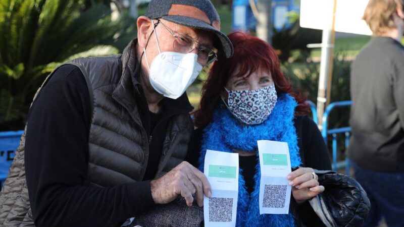 Jednání o&nbsp;covidových pasech drhne. Europoslanci chtějí testy na covid-19 zdarma, státy jsou proti