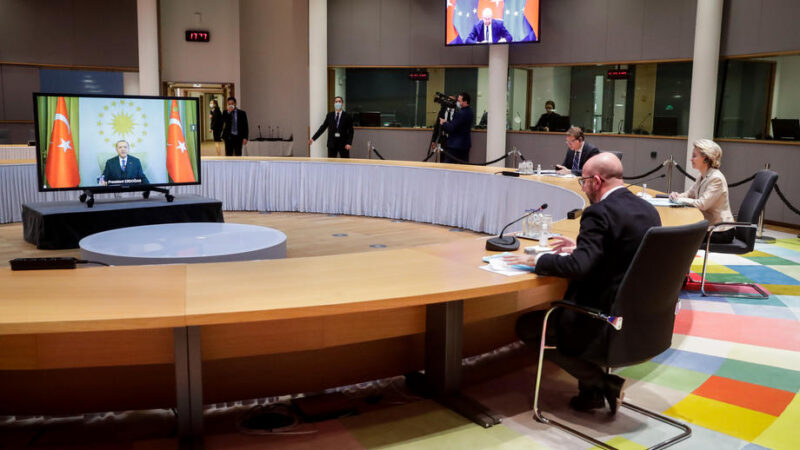 Šéfové institucí EU jednali s&nbsp;Erdoganem, do Turecka možná zamíří