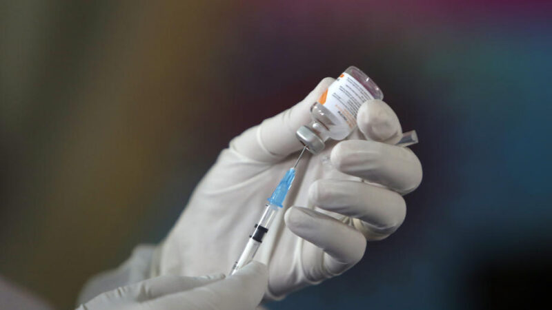 Infografika: Země V4 stále bojují s&nbsp;nízkou popularitou očkování