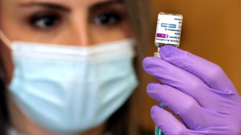 První vakcíny od Johnson & Johnson míří do EU, zmatky kolem AstraZeneca pokračují