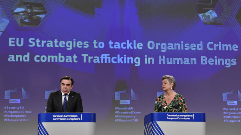 EU plánuje udeřit tam, kde to organizovaný zločin zabolí. Odstřihne mu financování