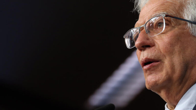 Borrell: U&nbsp;Ukrajiny je více než 100 000 ruských vojáků, hrozí eskalace