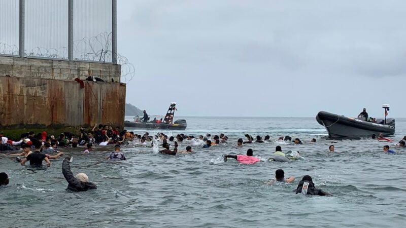 Do španělské Ceuty proudí stovky migrantů, na vině je diplomatický spor s&nbsp;Marokem