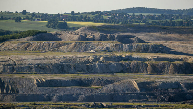 Polsko neplatí penále za těžbu v&nbsp;dole Turów. Komise varuje před krácením dotací, píše Bloomberg