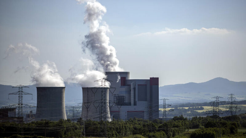 Polsko si u&nbsp;soudu stěžuje na Evropskou komisi. Vadí mu pokuta za Turów