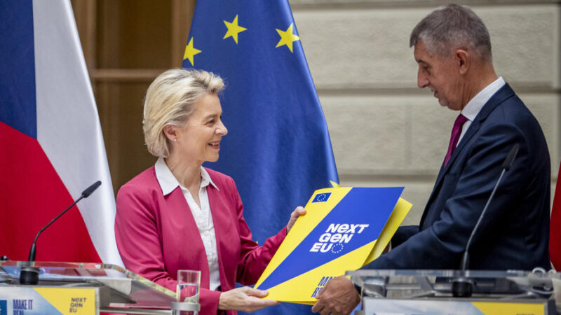 Do Česka míří miliardy z&nbsp;evropského fondu obnovy. Podpoří digitalizaci, čistou energetiku i&nbsp;boj s&nbsp;rakovinou