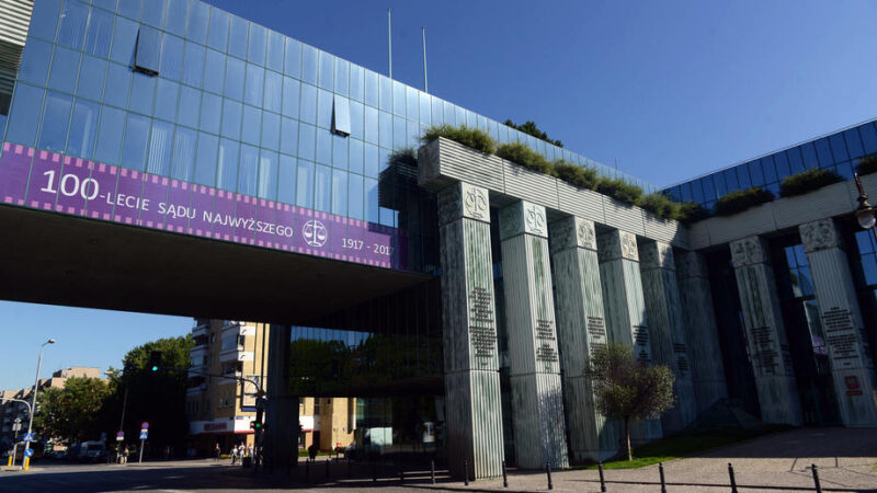 Polsko by mělo za nedodržování soudních příkazů platit, žádá Evropská komise