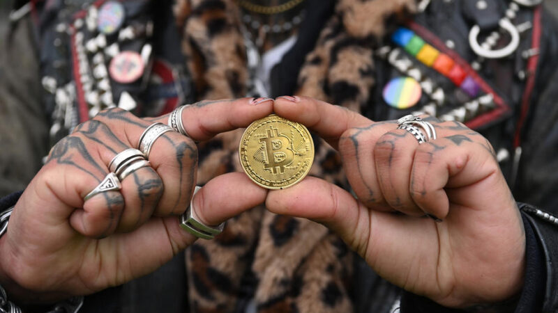 Europoslanci chtějí kontrolu nad transakcemi v&nbsp;kryptoměnách. Hloupost, tvrdí experti