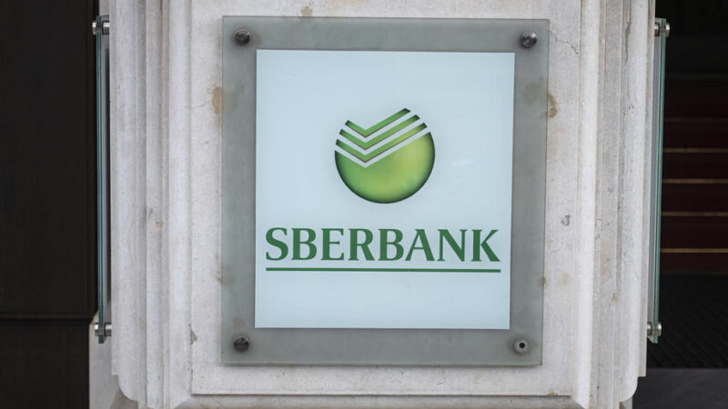 Sankce proti Rusku začínají platit. Sberbank i&nbsp;banka Gazpromu zůstávají napojeny na SWIFT