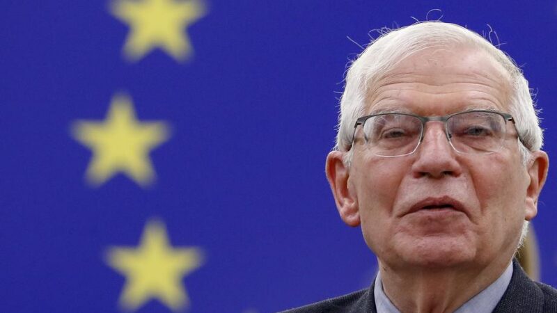 Borrell: Rusko páchá válečné zločiny, EU má na stole energetické sankce