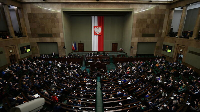 PiS schválila zrušení disciplinární komory. Podle kritiků to problém neřeší