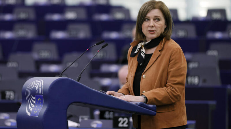 EU zatím vyčlenila na ukrajinské uprchlíky 17 miliard eur. To nestačí, říká Jourová