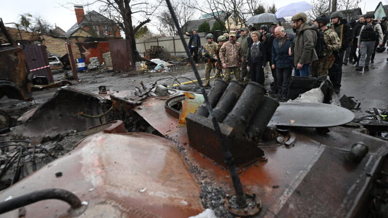 Návštěva Kyjeva i&nbsp;Buči. Ukrajina hostí von der Leyenovou, Borrella a&nbsp;Hegera