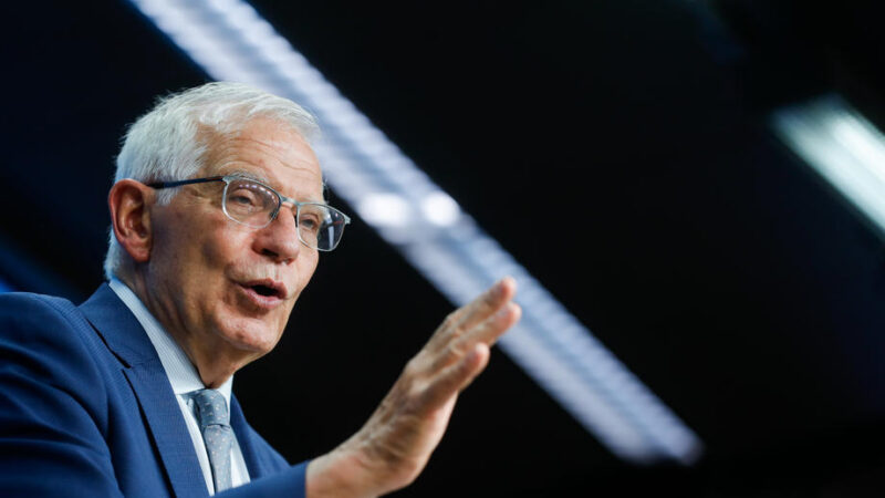 Borrell: EU nedopustí, aby Ukrajině došly zbraně