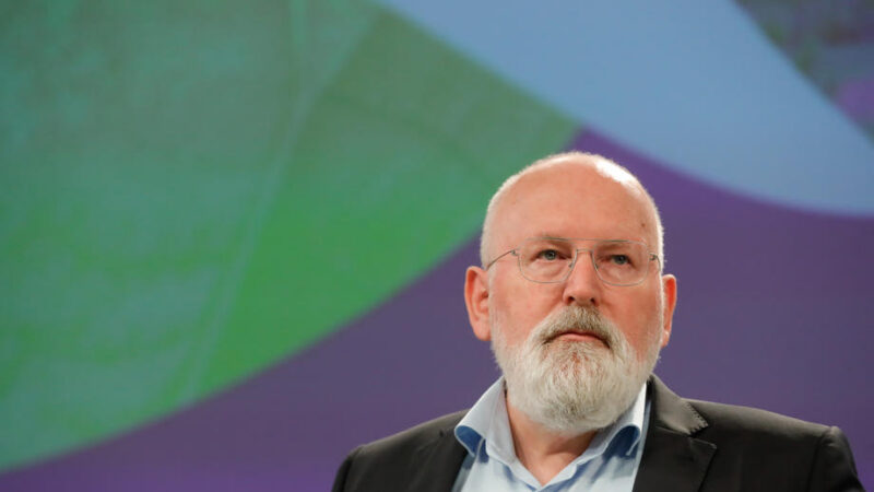 Levnější bude jen obnovitelná energie, řekl v&nbsp;Praze Timmermans. Apeloval na jednotu EU