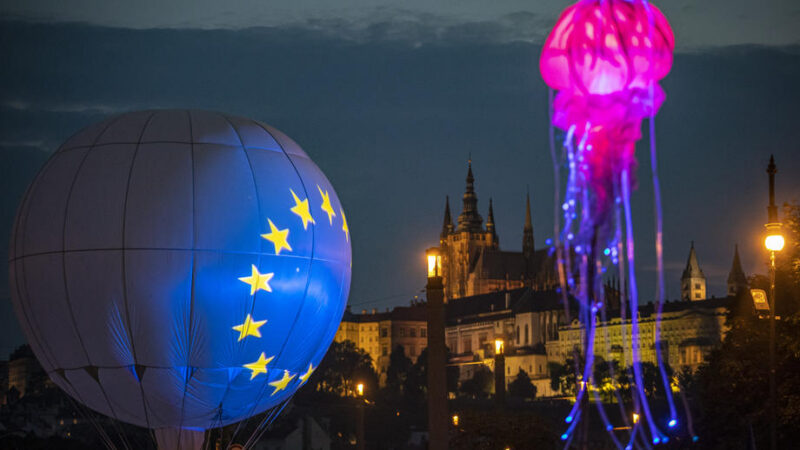 Prahu čeká příští týden „evropský matrix“. Pozvánku dostalo 44 zemí