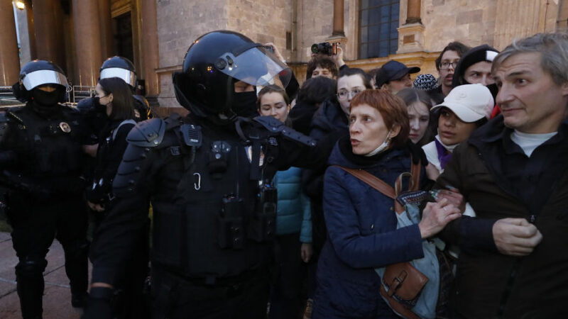 Rusové prchají před mobilizací. Dveře do Evropy se možná přivřou ještě více