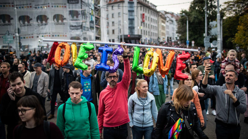 Zbabělý teroristický čin. EP odsoudil homofobní vraždu v&nbsp;Bratislavě a&nbsp;vyzval k&nbsp;boji proti nenávisti