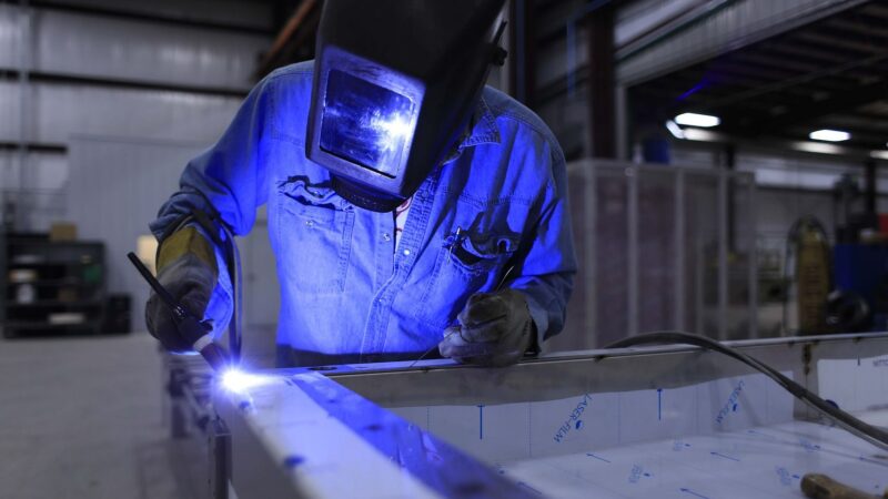 Do Británie míří málo pracovníků z&nbsp;EU, firmy reagují zvyšováním mezd