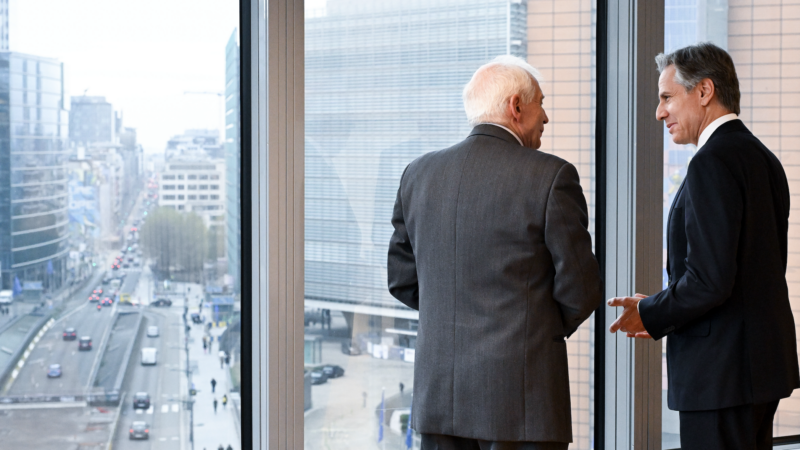 USA budou dělat vše pro to, aby se Ukrajina mohla efektivně bránit, řekl dnes při setkání v&nbsp;Bruselu Blinken